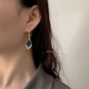 💎A072💎 *NEW ELEGANT 14K GOLD DIAMOND AND BLUE CRYSTAL DANGLING EARRINGS
